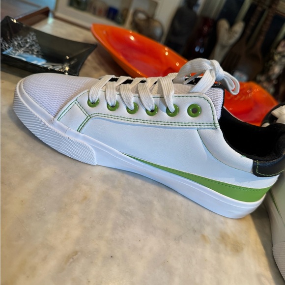 Star Wars White and Green Sneakers with Sleek Design - Picture 3 of 14